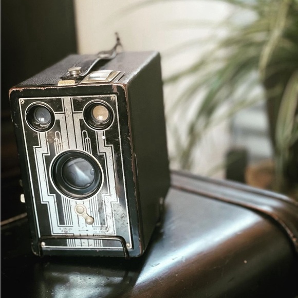 Vintage Box Camera 1930’s Brownie Six-16 Junior Box Camera Brownie Camera - Picture 1 of 4